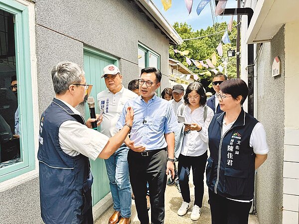 台中清水眷村文化園區修復工程計畫共分為4期,立法院副院長江啟臣(左三)於7月1日邀文化部等相關單位會勘,爭取中央補助第3期工程4.01億的一半約2億元經費,盼比照屏東「勝利新村」或雲林「建國新村」模式,與市府合作開發。(江啟臣辦公室提供/張妍溱台中傳真)