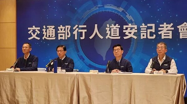 交通部舉辦道安記者會,這也是交通部長李孟諺(左二)520上任後首次召開。記者胡瑞玲/攝影