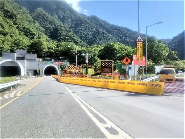 蘇花改中仁隧道施工改善排水工程原要封路到9月底,順應地方民意,將在7月4日恢復通車。圖為日前的施工情形。圖/公路局提供