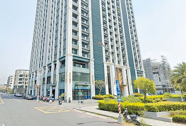 京城建設2019年計畫將高雄左營區「花賞大廈」的1、2樓租給健身公司營運,但管委會修改規約抵制。高雄高分院認為,管委會不得主觀排斥,駁回管委會之訴,可上訴。圖/取自GoogleMap