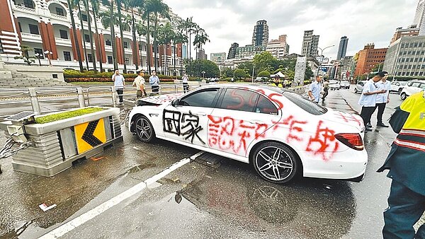 總統府發言人郭雅慧1日指出,有民眾駕車衝撞總統府前鋼製花台,警方第一時間已將該民眾帶回釐清案情與行為動機。圖/總統府提供