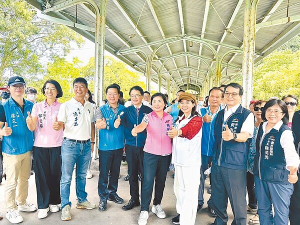 立法院交通委員會及交通部長李孟諺（中）7月1日到台中考察，不分黨派民代皆促台中機場捷運橘線早日核定動工。（讀者提供／張妍溱台中傳真）