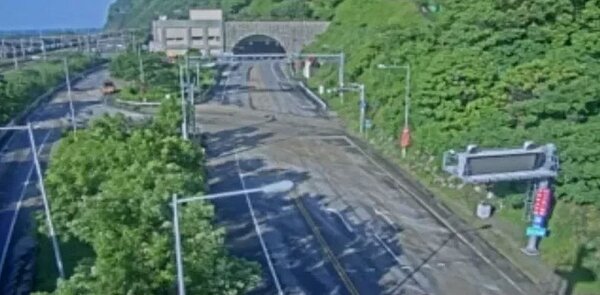 台9線崇德路段1日晚間發生土石流,崇德=和仁間有2處發生嚴重土石流,K56+500~900處東西正線土石流,經連夜搶修清除東正線土石後,於2日清晨4時10分搶修完成。圖/截自即時路況影像