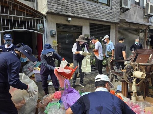 區公所人員6月30日一早7點半與慈濟志工一起來到力行里集結，替兩名老人家清掃屋內。圖／台南市北區區公所提供