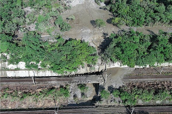 蘇花公路崇德段搶修過程上方土石泥流再度坍滑。圖/公路局提供