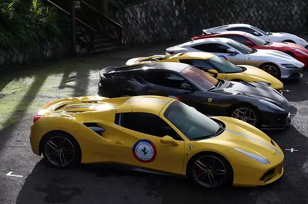 日前法拉利車主協會安排近60輛不同型號法拉利超跑車主，開上阿里山遊樂區車聚，住宿阿里山賓館，近60輛壯觀法拉利超跑車排列車聚吸睛，令人目不轉睛！圖／阿里山賓館提供