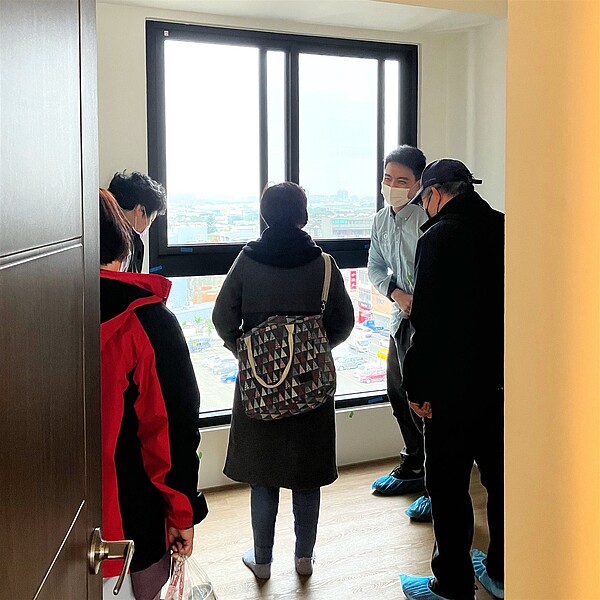 驗屋結束後,工程師會一一向屋主說明檢驗出來的各項缺失。圖/現場提供