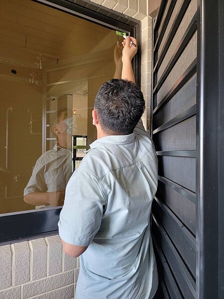 除了驗屋報告外,工程師也會在現場對缺失做標示。圖/現場提供