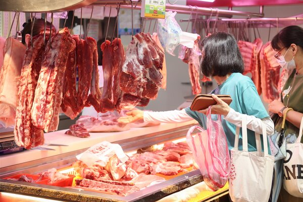 環境部昨宣布推動傳統市場減塑，有民眾認為購買生鮮食品還是要用塑膠袋。記者葉信菉／攝影 