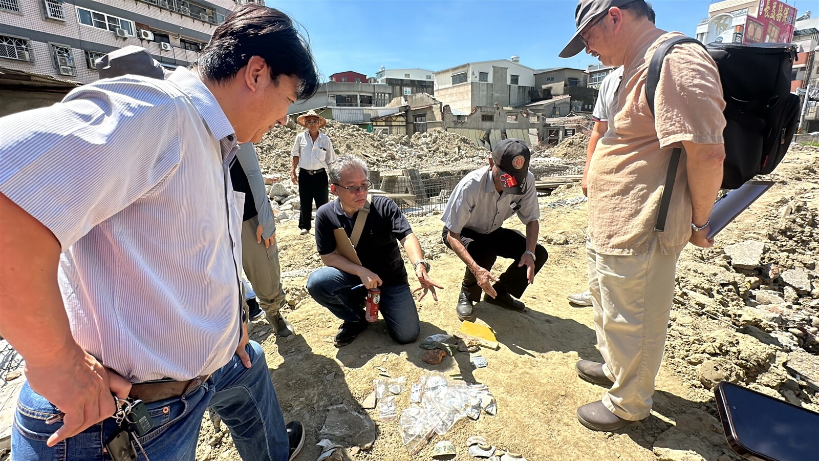 北港朝天宮出租地挖出陶瓦碎片文物，地方疑為聚奎閣舊址，學者專家現勘。記者蔡維斌／攝影 