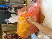 攤商不主動提供塑膠袋　但方便顧客自取