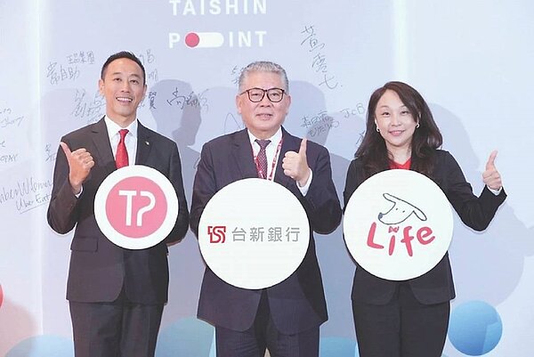 台新經典玫瑰卡、太陽卡啟動簡單切換天天刷、大筆刷,加上日韓歐美海外刷,最高3.8%回饋無上限。左起台新銀行資深副理黃天麟、副董尚瑞強、個金執行長包國儀。圖/台新銀行提供