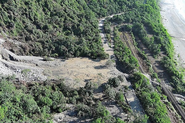 學者認為蘇花公路鬆動土石要穩定至少10年。圖/公路局提供
