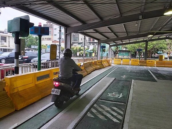 新竹市監理站不另外設機車練習場地,鼓勵機車考照上駕訓班,學習完整機車駕駛學術科、道安駕訓。圖/新竹市監理站提供