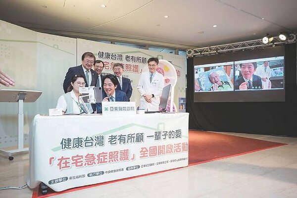 總統賴清德2日前往亞東醫院，觀看「在宅急症照護視訊」實作示範，也親自透過視訊關心長者身體健康狀況。圖／總統府提供