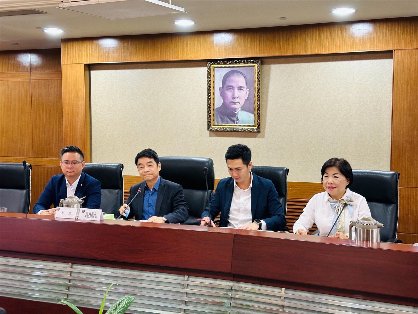 台中立委左起楊瓊瓔、廖偉翔與黃健豪（右一）拜會，今在交通部審查會前，拜會擔任審查會主席的交通部次長伍勝園。圖／楊瓊瓔提供