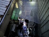 台南工地男工人5樓中暑　消防人員花1小時吊掛下樓送醫