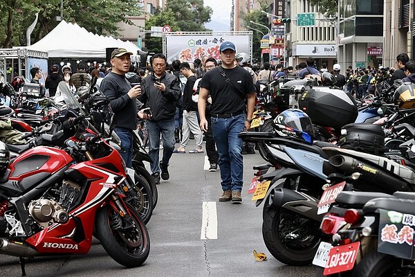 台北市4月起試辦「2.5公尺斜向重機格位」,6月提報「2格機車格停放1輛大型大型重機」計畫,今年有望試辦。圖/聯合報系資料照