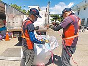 廚餘桶藏巨蛙屍　嚇壞清潔隊員