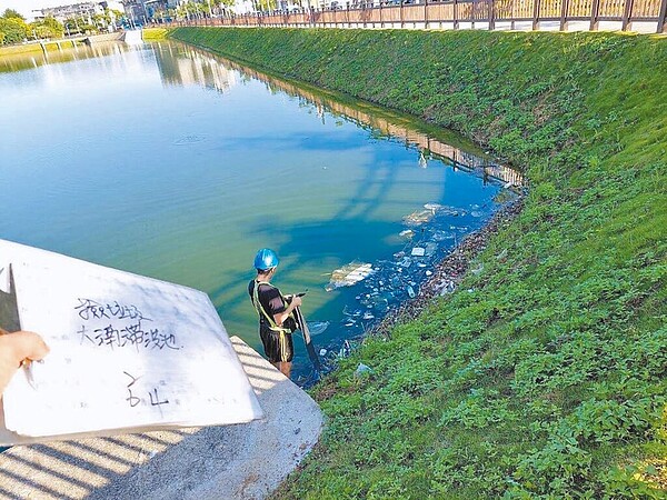 桃園市大湳滯洪池啟用不到1個月，池邊就堆滿了垃圾髒汙，市水務局加強巡檢及清汙作業。（桃園市水務局提供／姜霏桃園傳真）