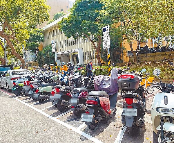 台北市停管處4月起於杭州南路、徐州路試辦「機車與大型重型機車共用機車格位」,各提供15格斜向停車格,試辦後停管處將依違停熱點、使用者需求擴大實施區域。(台北市停管處提供/劉彥宜台北傳真)