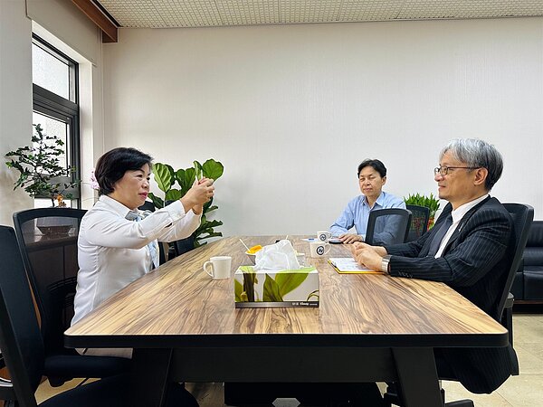 立委楊瓊瓔今天上午9點半拜會國發會,說明本案重要性。圖/楊瓊瓔提供