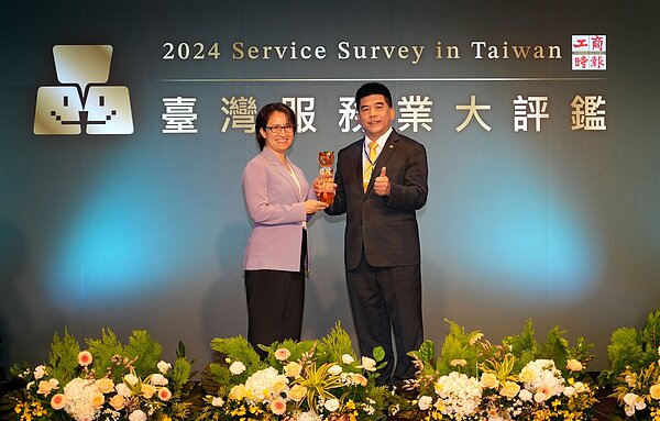 永慶房屋總經理吳良治(右)從蕭美琴副總統(左)接過2024臺灣服務業大評鑑服務金獎獎座。圖/永慶房產集團提供