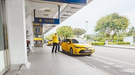 
高雄小港機場排班計程車因多數車輛不支援多元支付，遭民眾抱怨太落後。（任義宇攝）
