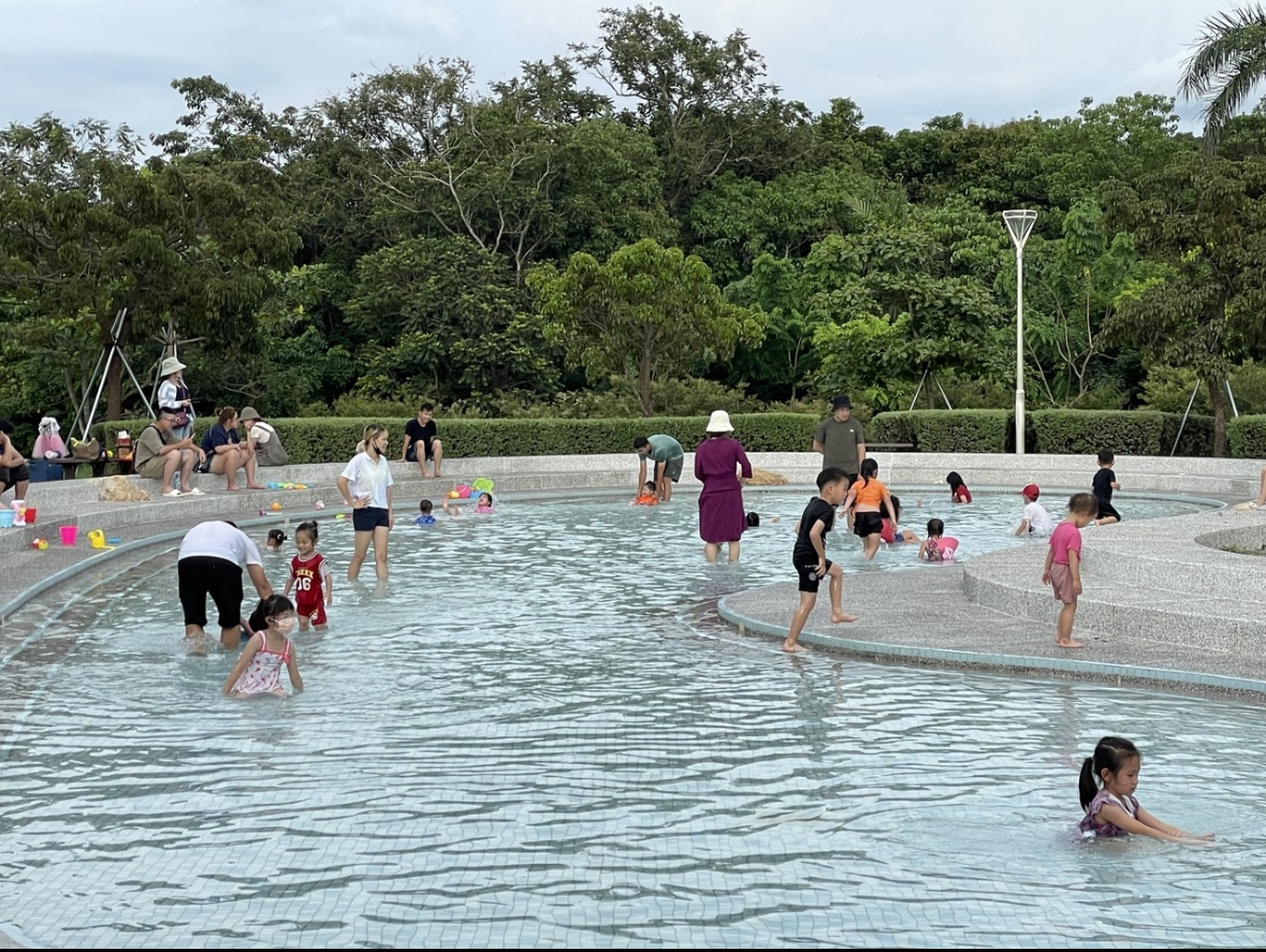 台南山上花園水道博物館為國定古蹟，每年暑假園區內戲水區可供小孩玩水消暑。記者萬于甄／攝影 