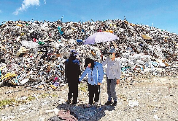 台東縣成功鎮鎮民代表接獲陳情,都歷垃圾掩埋場惡臭飄散,經民代聯合勘查後發現,垃圾堆積如山,去化緩慢,加上高溫及南風,導致臭氣薰天,鎮公所將於部落豐年祭期間暫停挖掘作業,並加強環境清潔消毒。圖/成功鎮民代表會提供