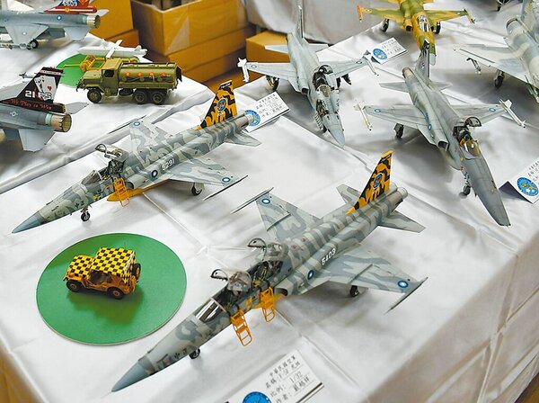 彩虹師模型協會7月3日起在彰化市立圖書館藝文展覽室展出會員305件軍事模型收藏，將展至8月26日。圖／彰化市公所提供