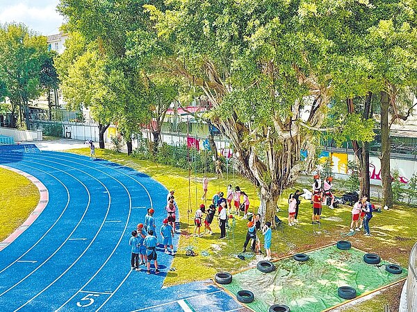 因應龍年新生潮,新竹市113學年度預計有8所市立國中、3所市立高中增班,市府也拍板補助1年級普通班增班經費逾1643萬元,調整空間並購置增班所需設備。圖/新竹市政府提供