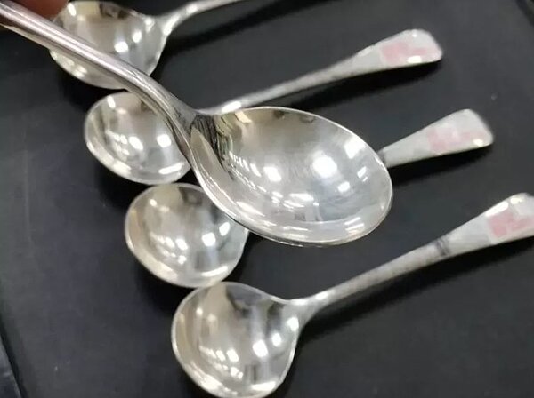 台東縣政府農業處拍賣的這5支湯匙來頭不小,全都是純銀打造,10年前每支要價新台幣2000元。記者尤聰光/攝影