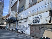 高雄火車站年底完工…周遭塗鴉慘況曝　民眾批兩個世界