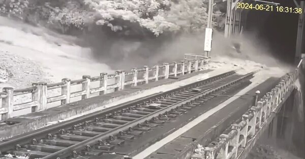 台鐵229次新自強號列車因土石流出軌意外，台鐵公布調查結果，坦言有疏忽。圖／鐵路警察局提供
