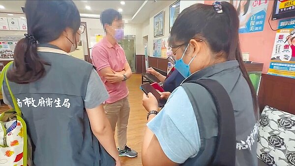 知名預防及治療中風的台南市學甲區六順診所,遭踢爆替病患施打沒有許可藥證的「人蔘皂甙」,南市衛生局派員前往稽查,對該產品屬性及合法性,將聯繫來源廠商所轄桃園衛生局協助釐清外,當場也發現診所另3項缺失。圖/南市衛生局提供