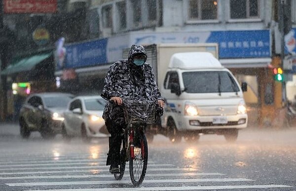 4日午後山區及嘉南一帶有局部短暫陣雨,5日午後新竹以南山區及雲林以南有局部短暫陣雨。圖/聯合報系資料照片