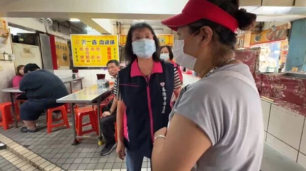 基隆市衛生局人員前往廟口夜市天一香攤位稽查後命停業,業者同意今起停業,等到完成衛生局要求改善事項,並通過檢查再重新營業。記者邱瑞杰/翻攝