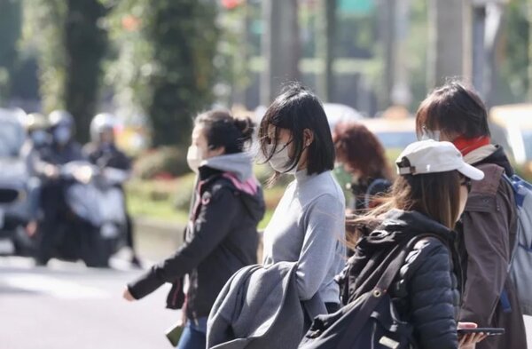 圖為疫情期間民眾戴口罩上街示意圖。圖／聯合報系資料照片