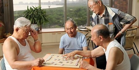近年55至64歲、具經濟能力且可自理的樂齡族群，對銀髮住宅接受度逐年增加，屆退休的55歲以上樂齡人口，也紛紛提早規劃銀髮生活，顯示銀髮住宅已有「年輕化」趨勢。圖∕本報資料照片
