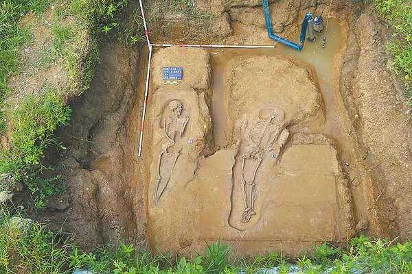 嘉市鐵路高架化「台斗坑疑似遺址」發現「俯身葬」墓葬文化。圖/嘉市文化局提供、廖素慧嘉市傳真