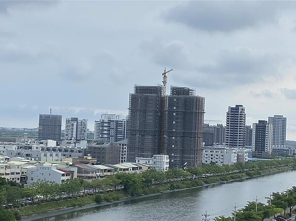 台南市安南區九份子地區近年房市熱絡,大樓建案林立。圖/讀者提供、程炳璋台南傳真