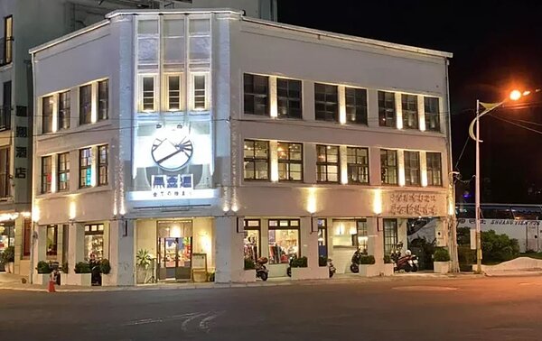 「黑金通」被許多網友譽為「花蓮最美餐廳」。圖/擷取自黑金通粉絲頁