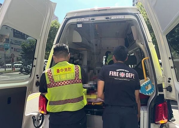 女子墜樓,警消警及送醫搶救。記者曾健祐/翻攝