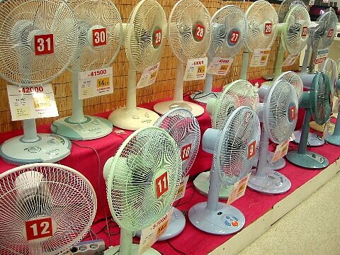 電風扇雖然耗電量比冷氣低,但還是無法完全取代冷氣。圖/維基百科