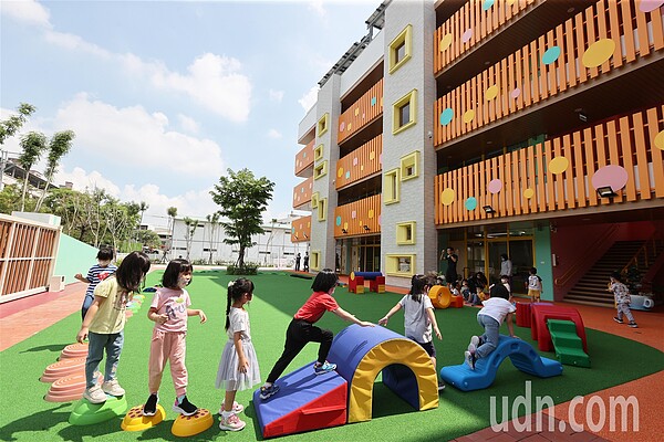 幼教業者看好北高雄人口成長,斥資高達1億2千萬元在橋頭區打造600坪準公共化幼兒園,即將在8月啟用招生,園區內設備新穎,各種安全的遊樂設施一應俱全,尤其夢幻馬卡龍配色相當吸晴,開幕前已經吸引不少家長詢問。記者劉學聖/攝影