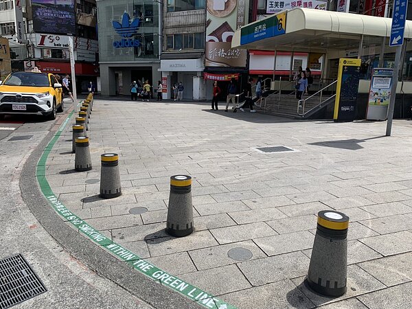 北市西門捷站出口列禁菸區。聯合報系資料照片