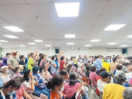 高雄市旗山殯儀館興建案5日在旗山區公所召開公聽會,現場參加居民踴躍,正反意見都有。(林雅惠攝)