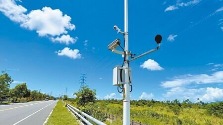 台東首度裝設3組固定式車輛噪音檢測,台東縣環保局提醒違規最高可裁處3600元罰鍰。(蔡旻妤攝)