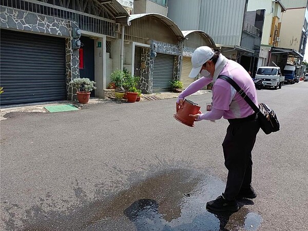 台南市出現今年第10例境外移入病例,市府登革熱防治中心及衛生所獲報後,動員社區志工進行環境巡檢及孳生源清除。(衛生局提供/洪榮志台南傳真)